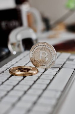 Bitcoin para üstünde belgili tanımlık klavye