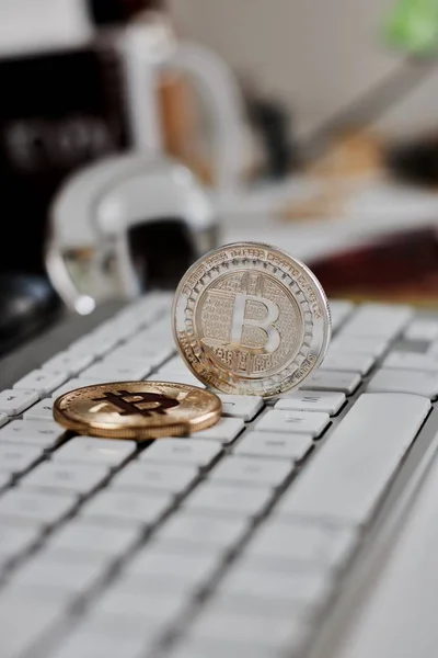 Bitcoin en el teclado —  Fotos de Stock