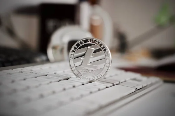 Litecoin sur le clavier blanc — Photo