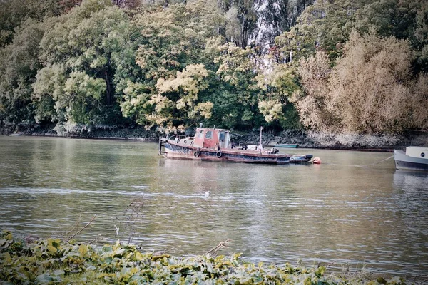 Stará loď na řece — Stock fotografie