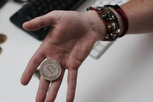 Moneda de Bitcoin de metal —  Fotos de Stock