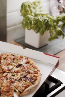 Mutfakta lezzetli pizza