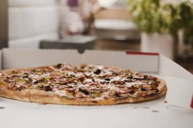 Mutfakta lezzetli pizza