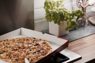 Mutfakta lezzetli pizza