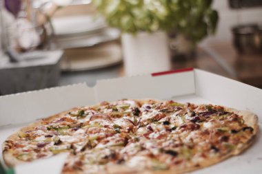 Mutfakta lezzetli pizza