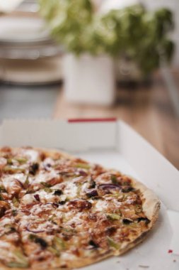 Mutfakta lezzetli pizza