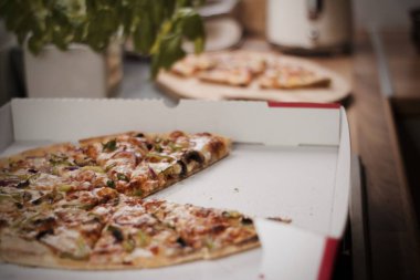 Mutfakta lezzetli pizza