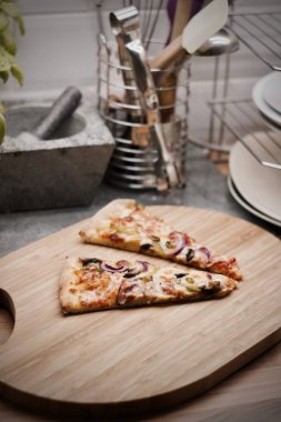 Mutfakta lezzetli pizza