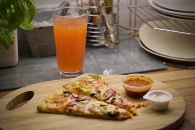 Mutfakta lezzetli pizza