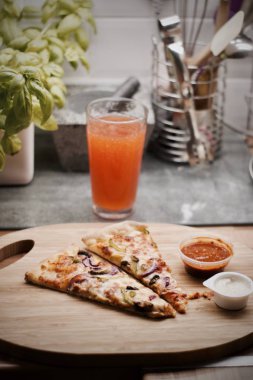 Mutfakta lezzetli pizza