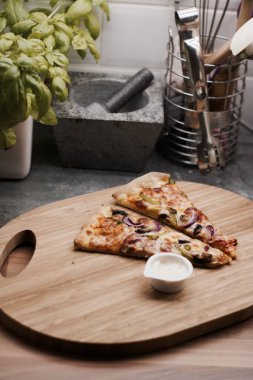 Mutfakta lezzetli pizza