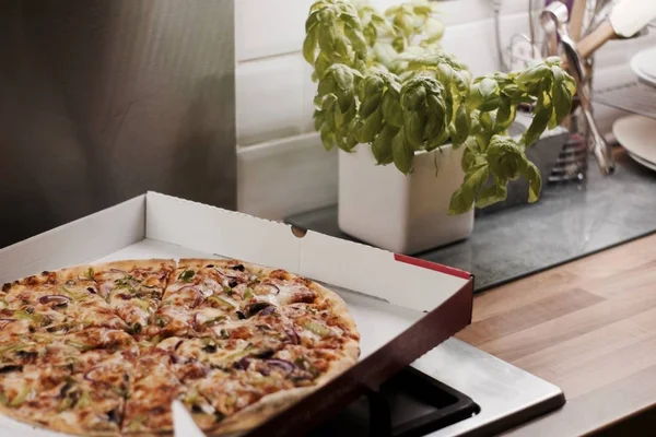 Mutfakta lezzetli pizza