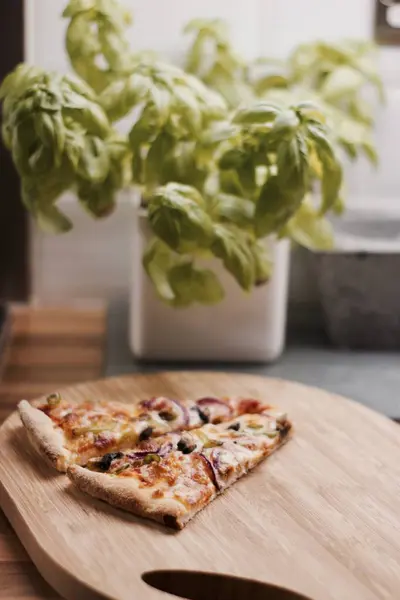 Mutfakta lezzetli pizza