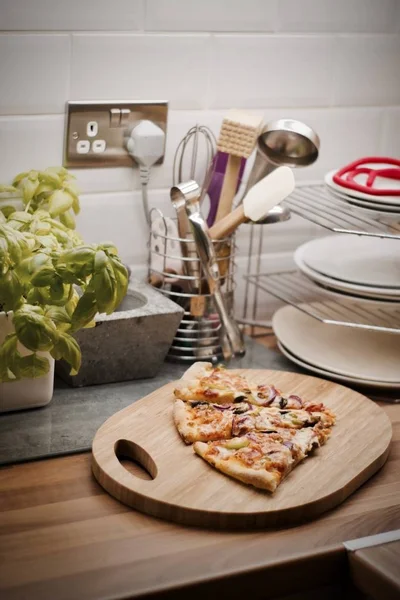 Mutfakta lezzetli pizza