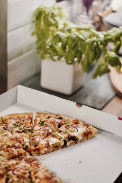 Mutfakta lezzetli pizza