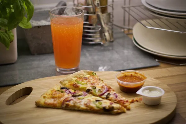 Mutfakta lezzetli pizza