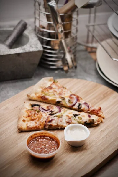 Mutfakta lezzetli pizza