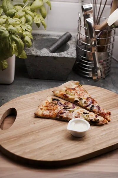 Mutfakta lezzetli pizza