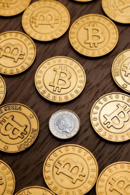 Bitcoin madeni para ve pound sterling
