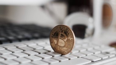 Bitcoin para üstünde belgili tanımlık klavye