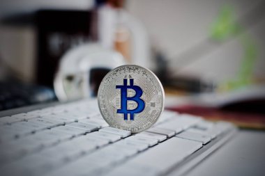 Bitcoin para üstünde belgili tanımlık klavye