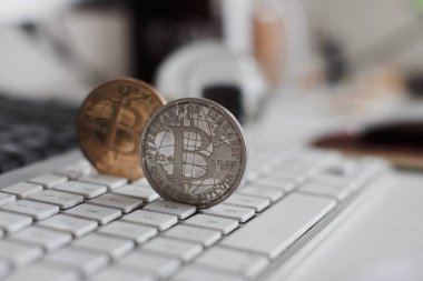 Bitcoin para üstünde belgili tanımlık klavye