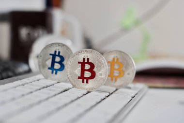 Bitcoin para üstünde belgili tanımlık klavye