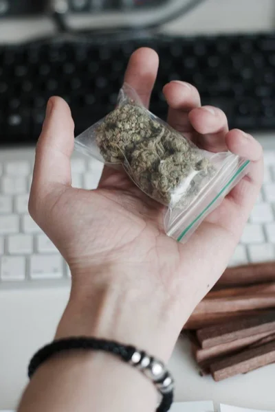 Sac avec une marijuana à la main — Photo