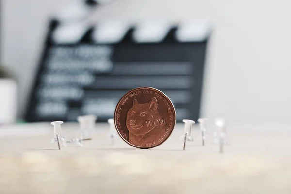 Latón Dogecoin en el cine — Foto de Stock