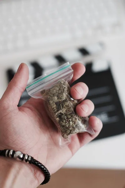 Τσάντα με μια μαριχουάνα στο χέρι — Φωτογραφία Αρχείου