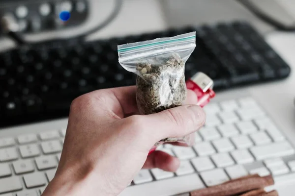 Sac avec une marijuana à la main — Photo