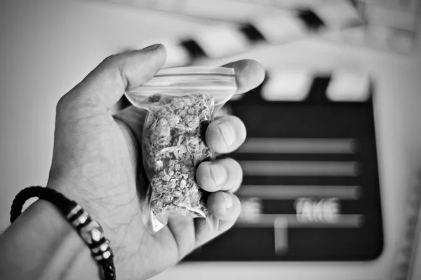Táska, a marihuána a kezében — Stock Fotó