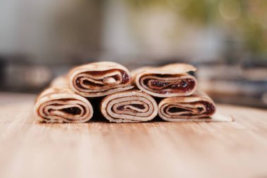 Ahşap tahta üzerinde lezzetli gözleme