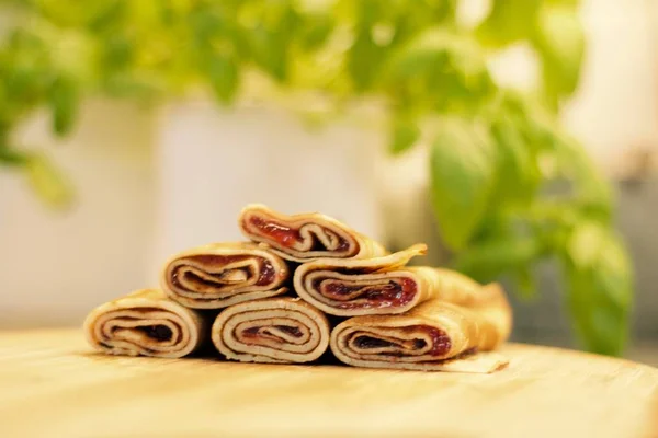 Deliciosos panqueques en el tablero de madera — Foto de Stock