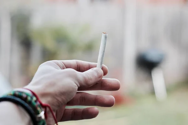 Marijuana conjunta na mão — Fotografia de Stock