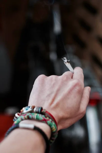 Marihuana joint in de hand — Stockfoto