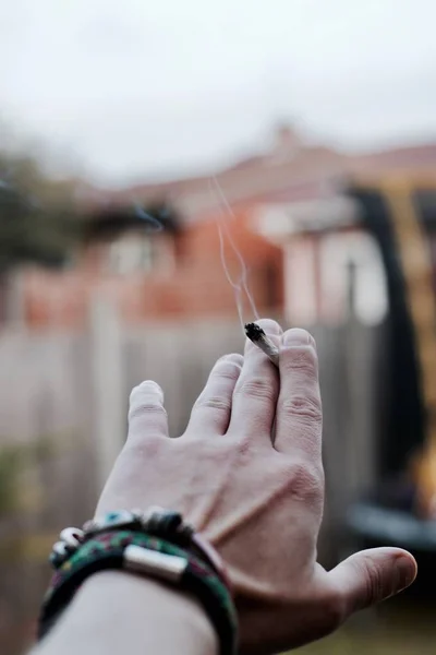 Marijuana conjunta na mão — Fotografia de Stock