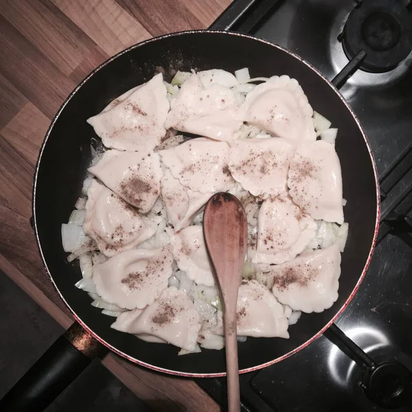 Smakelijke dumplings op pan — Stockfoto