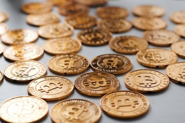 Altın bitcoin paraları