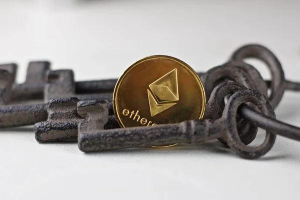 Moneda Oro Ethereum Cerca Llaves — Foto de Stock