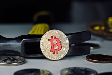 Bitcoin madeni para ve çekiç