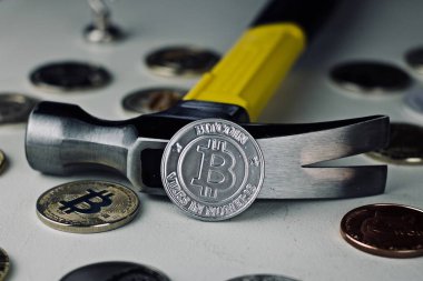 Bitcoin madeni para ve çekiç
