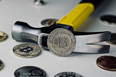 Bitcoin madeni para ve çekiç