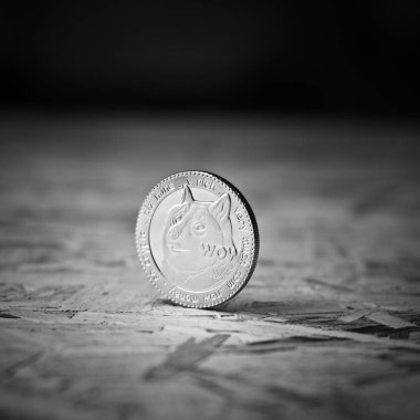 Dogecoin sikke üzerinde ahşap masa