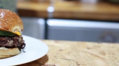 Vejetaryen Burger slayt. Sebzeli burger kavramı.