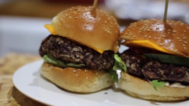 Burger Vegetarian Meluncur Konsep Burger Sayuran — Stok Video