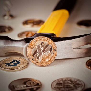 Litecoin madeni para ve çekiç