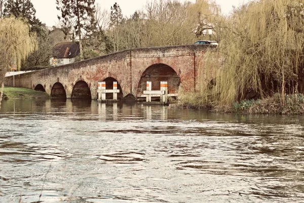 Pont dans le village de Sonning — Photo