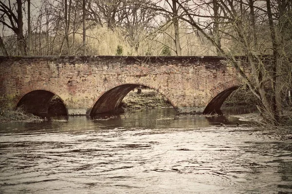 Pont dans le village de Sonning — Photo