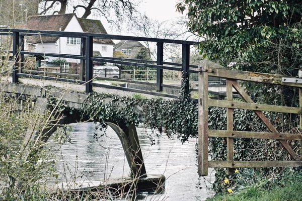 Pont dans le village de Sonning — Photo